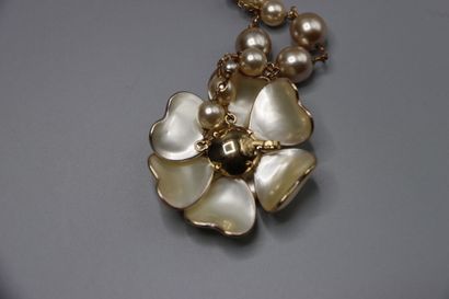 CHANEL. Ceinture Camélia. Avec sa boite....