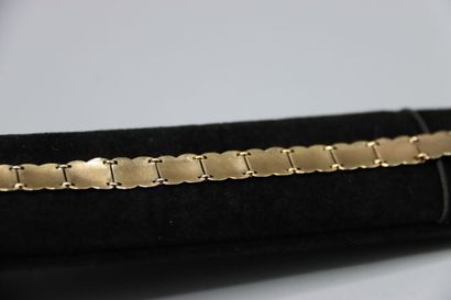 Un bracelet articulé en or jaune ( 8ct, 333)....