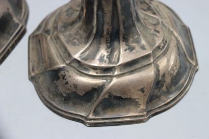 Paire de bougeoirs en argent, fût à godrons,...