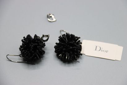 CHRISTIAN DIOR. Paire de boucles d'oreille...