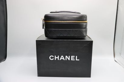 CHANEL circa 1996 . Vanity 20cm en cuir agneau...