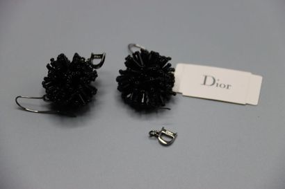 CHRISTIAN DIOR. Paire de boucles d'oreille...