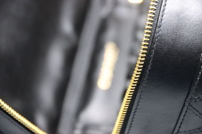 CHANEL circa 1996 . Vanity 20cm en cuir agneau...