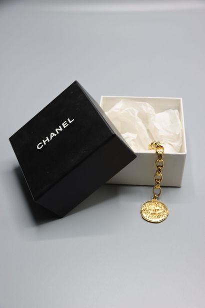CHANEL. Bracelet en métal doré et piastre....