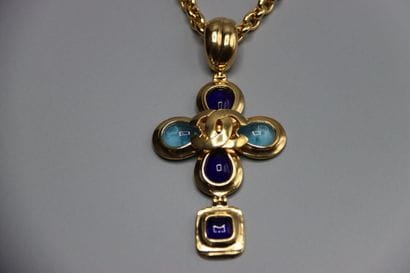 CHANEL. Collier en métal doré et croix. Longueur...
