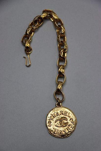 CHANEL. Bracelet en métal doré et piastre....