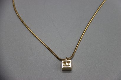 CHRISTIAN DIOR. Collier métal doré pendentif...