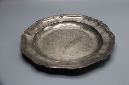 Plat en argent à bord chantourné, décor de...