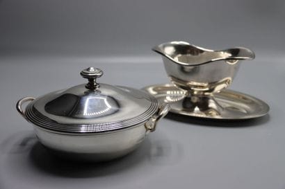 CHRISTOFLE. Une saucière avec un petit saladier...