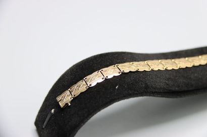 Un bracelet articulé en or jaune ( 8ct, 333)....
