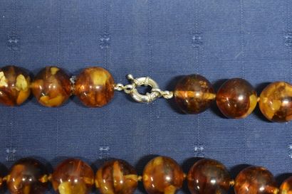 Collier en ambre. Longueur: 69cm, diamètre...