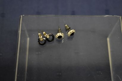 Deux paires de boucles d'oreilles : une paire...