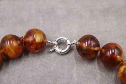 Collier en ambre. Longueur: 69cm, diamètre...