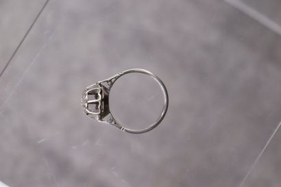 Bague or gris 750/°° et platine. Pavage diamant...