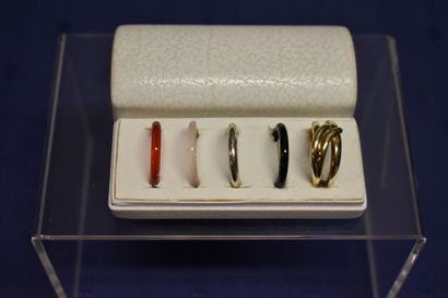 Ensemble de 5 bagues dont une en or poinçon...