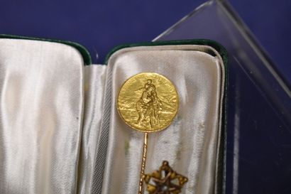 Une épingle en or Tonnel Paris, médaille...