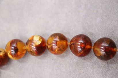 Collier en ambre. Longueur: 69cm, diamètre...