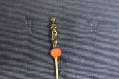Epingle en or 750/°° avec une perle de corail...