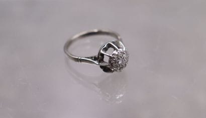 Bague or gris 750/°° et platine. Pavage diamant...