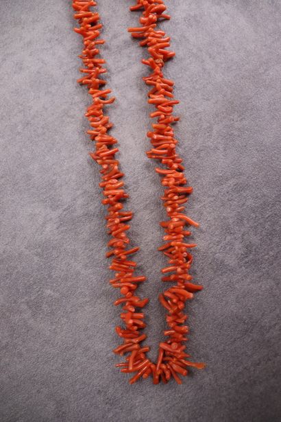 Collier sautoir en chute en corail. Longueur...