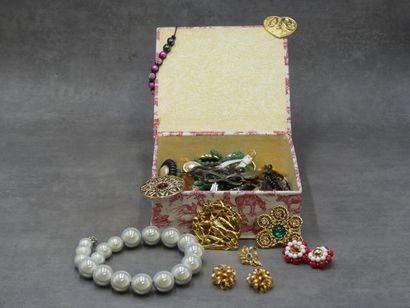 Réunion de bijoux fantaisie comprenant de...