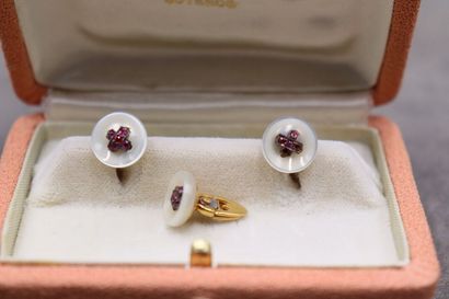Ensemble de trois boutons de smoking en or...