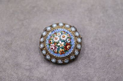 Broche en micro mosaïque à décor de fleurs....