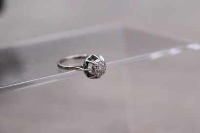 Bague or gris 750/°° et platine. Pavage diamant...