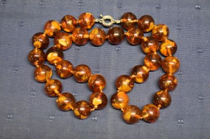 Collier en ambre. Longueur: 69cm, diamètre...