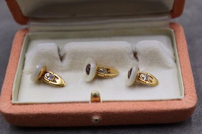 Ensemble de trois boutons de smoking en or...