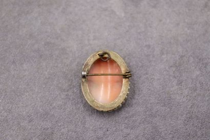 Une broche/pendentif camée entouré de perles....