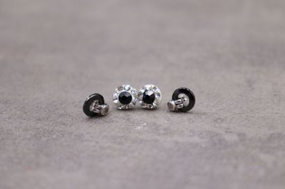 Deux paires de boucles d'oreilles : une paire...