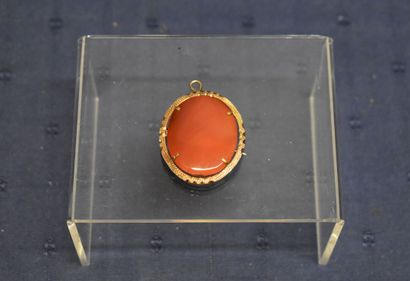 Pendentif or rose 750/°° médaillon de cornaline...
