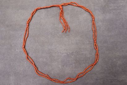 Sautoir en perles de corail à deux rangs...