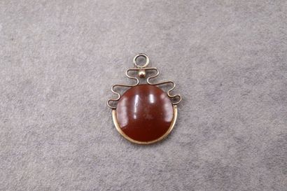 Pendentif or jaune et camée sur agathe.

Poids...