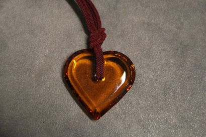 BACCARAT. Collier avec lien en tissu et pendentif...