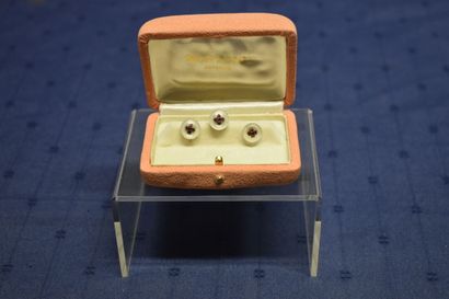 Ensemble de trois boutons de smoking en or...