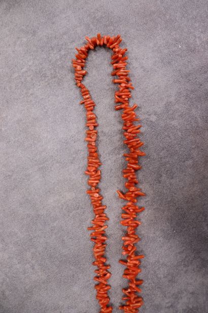 Collier sautoir en chute en corail. Longueur...