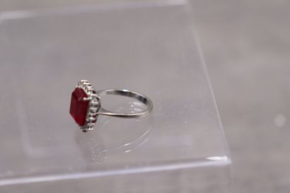 Bague or gris 750/°° entourage pierres de...