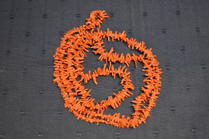 Collier sautoir en chute en corail. Longueur...