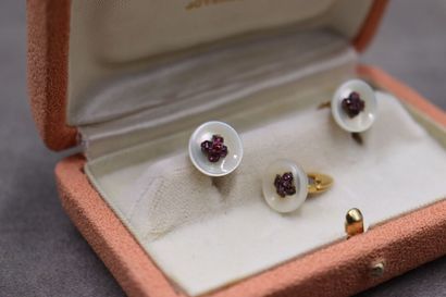 Ensemble de trois boutons de smoking en or...