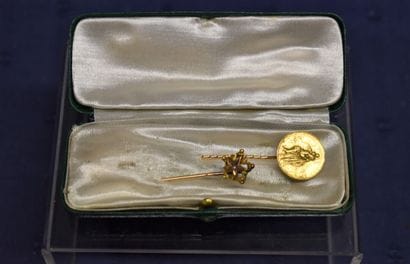 Une épingle en or Tonnel Paris, médaille...