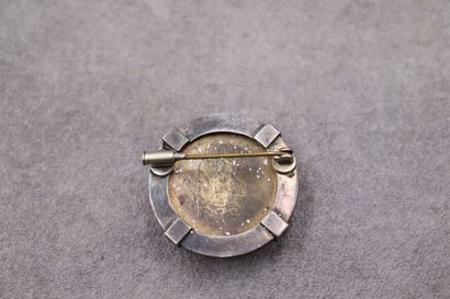 Broche en micro mosaïque à décor de fleurs....