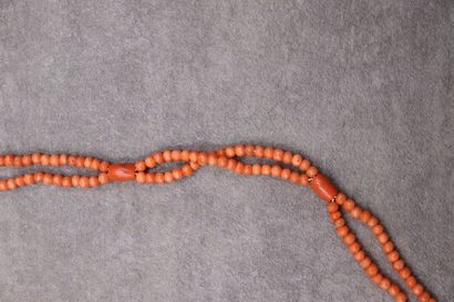 Sautoir en perles de corail à deux rangs...