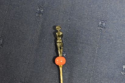 Epingle en or 750/°° avec une perle de corail...