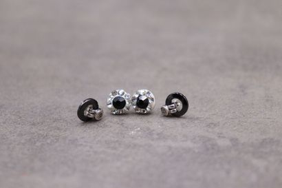 Deux paires de boucles d'oreilles : une paire...