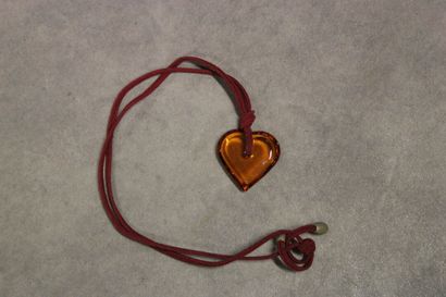 BACCARAT. Collier avec lien en tissu et pendentif...