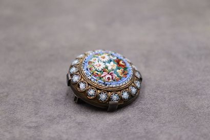 Broche en micro mosaïque à décor de fleurs....