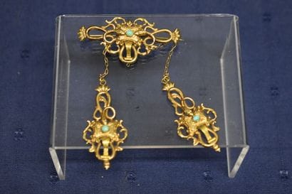 Parure or 585/°° composée d'une broche avec...
