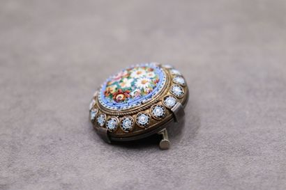Broche en micro mosaïque à décor de fleurs....